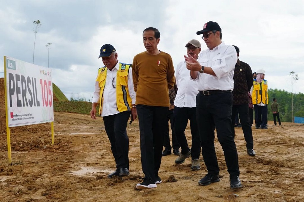 Presiden Joko Widodo (Jokowi) meninjau pembangunan kawasan rumah menteri di Kawasan Inti Pusat Pemerintahan Ibu Kota Nusantara (KIPP IKN), Kalimantan Timur, Kamis, 23 Februari 2023. Perumahan tersebut ditargetkan rampung pada Juni 2024.
  