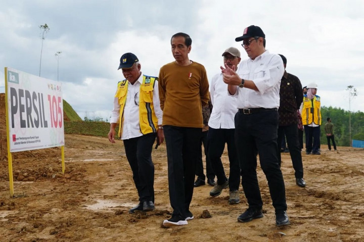 Presiden Joko Widodo (Jokowi) meninjau pembangunan kawasan rumah menteri di Kawasan Inti Pusat Pemerintahan Ibu Kota Nusantara (KIPP IKN), Kalimantan Timur, Kamis, 23 Februari 2023. Perumahan tersebut ditargetkan rampung pada Juni 2024.
  