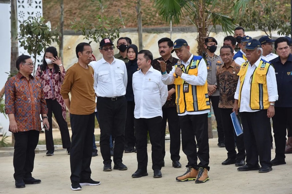 Di sela-sela peninjauan pembangunan kawasan Ibu Kota Nusantara (IKN), Presiden Joko Widodo dan Ibu  bisa Joko Widodo makan siang bersama para pekerja proyek pembangunan IKN di Fasilitas Kantin Pekerja, Kawasan Hunian Pekerja Konstruksi, Ibu Kota Nusantara, Kabupaten Panajam Paser Utara, pada Kamis, 23 Februari 2023.