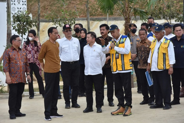 Di sela-sela peninjauan pembangunan kawasan Ibu Kota Nusantara (IKN), Presiden Joko Widodo dan Ibu  bisa Joko Widodo makan siang bersama para pekerja proyek pembangunan IKN di Fasilitas Kantin Pekerja, Kawasan Hunian Pekerja Konstruksi, Ibu Kota Nusantara, Kabupaten Panajam Paser Utara, pada Kamis, 23 Februari 2023.