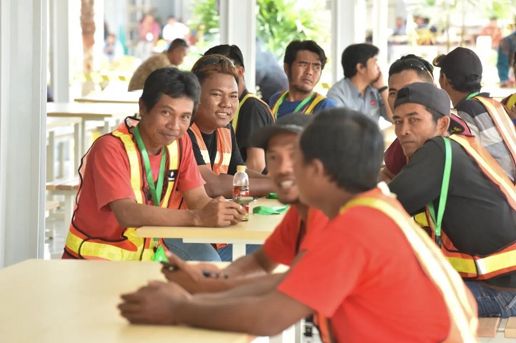Setibanya di sana, Presiden Jokowi menyapa para pekerja proyek dan mempersilakan mereka untuk memulai makan siang. “Sudah makan? Silakan dimulai,” ucap Presiden sambil tersenyum.