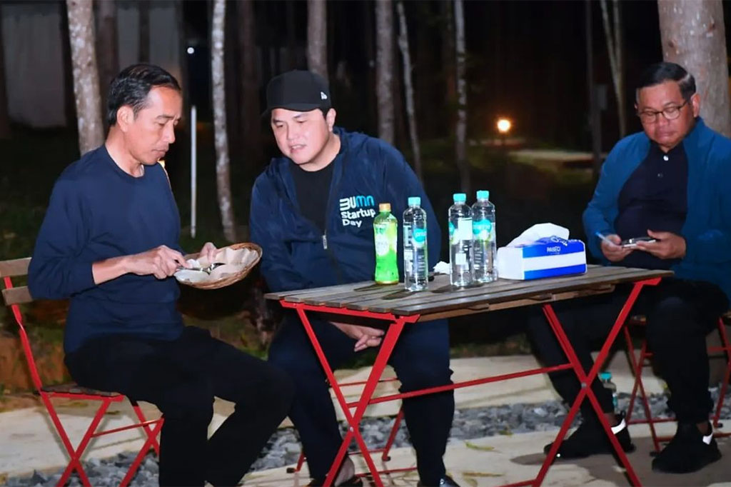 Presiden Joko Widodo (Jokowi) bersama Ibu Negara Iriana Jokowi menikmati santap malam dengan menu sederhana saat bermalam di Kawasan Inti Pusat Pemerintahan Ibu Kota Nusantara (KIPP IKN), Penajam Paser Utara, Kalimantan Timur, Kamis, 23 Februari 2023.