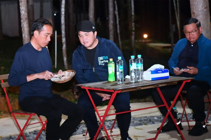 Presiden Joko Widodo (Jokowi) bersama Ibu Negara Iriana Jokowi menikmati santap malam dengan menu sederhana saat bermalam di Kawasan Inti Pusat Pemerintahan Ibu Kota Nusantara (KIPP IKN), Penajam Paser Utara, Kalimantan Timur, Kamis, 23 Februari 2023.