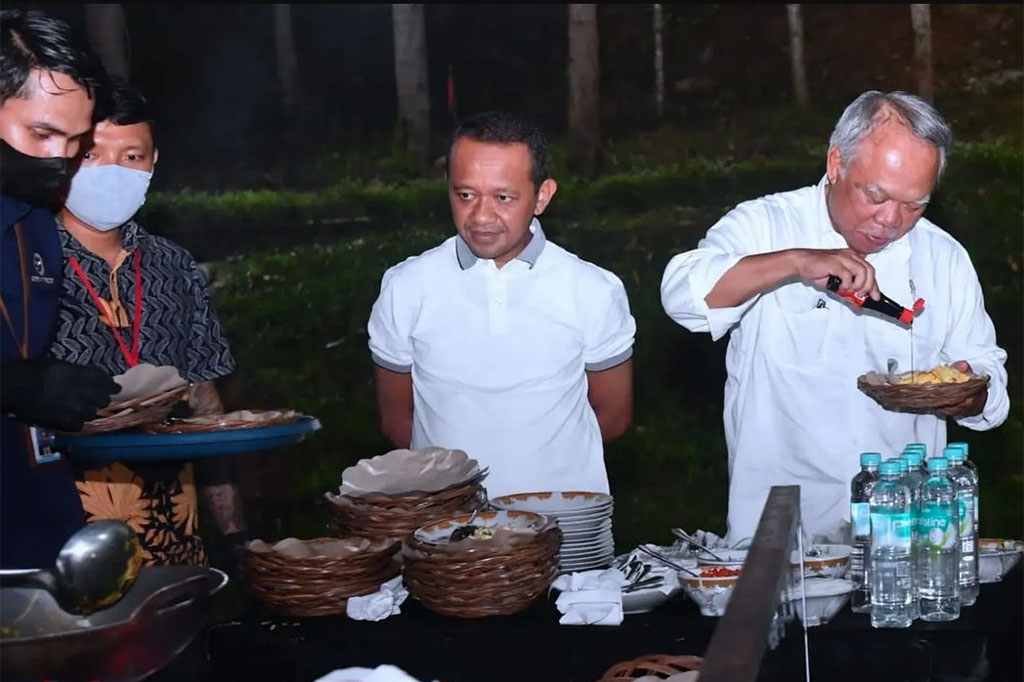 Presiden dan Ibu Negara turut ditemani sejumlah menteri yang juga bermalam di KIPP IKN, menyantap hidangan sederhana itu sambil berbincang santai. Menu sederhana tersebut seperti nasi goreng, mi goreng, dan bakmi godog.