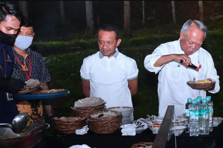 Presiden dan Ibu Negara turut ditemani sejumlah menteri yang juga bermalam di KIPP IKN, menyantap hidangan sederhana itu sambil berbincang santai. Menu sederhana tersebut seperti nasi goreng, mi goreng, dan bakmi godog.