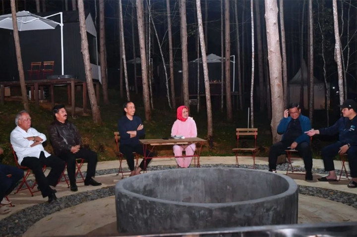 Selepas santap malam, Presiden, Ibu Negara, berbincang dengan para menteri sembari menikmati suasana malam hari di area IKN. Sesudahnya, Presiden dan Ibu Negara serta para menteri kembali ke kabin masing-masing untuk istirahat.