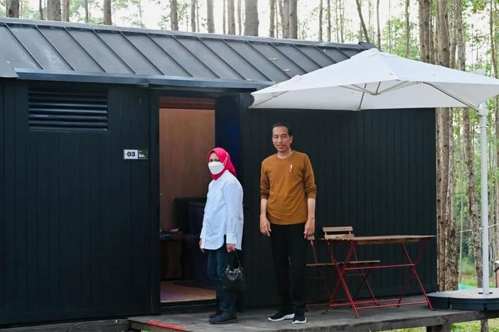 Seperti diketahui, Jokowi dan Ibu Iriana kembali menginap di Kawasan Inti Pusat Pemerintahan (KIPP) Ibu Kota Nusantara (IKN), Kamis. Pada Maret 2022 lalu Presiden dan Ibu Negara juga telah menginap di IKN dengan tenda sederhana. Kali ini Presiden dan Ibu Negara serta para menteri tidur di sebuah kabin boks dengan atap seperti rumah.