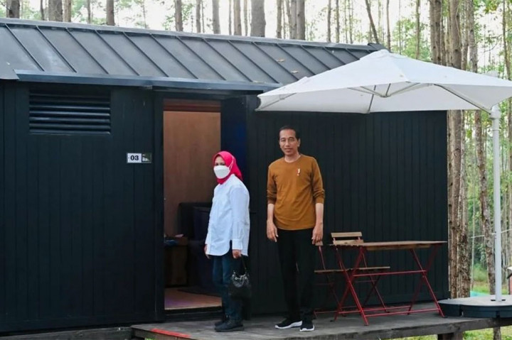 Seperti diketahui, Jokowi dan Ibu Iriana kembali menginap di Kawasan Inti Pusat Pemerintahan (KIPP) Ibu Kota Nusantara (IKN), Kamis. Pada Maret 2022 lalu Presiden dan Ibu Negara juga telah menginap di IKN dengan tenda sederhana. Kali ini Presiden dan Ibu Negara serta para menteri tidur di sebuah kabin boks dengan atap seperti rumah.