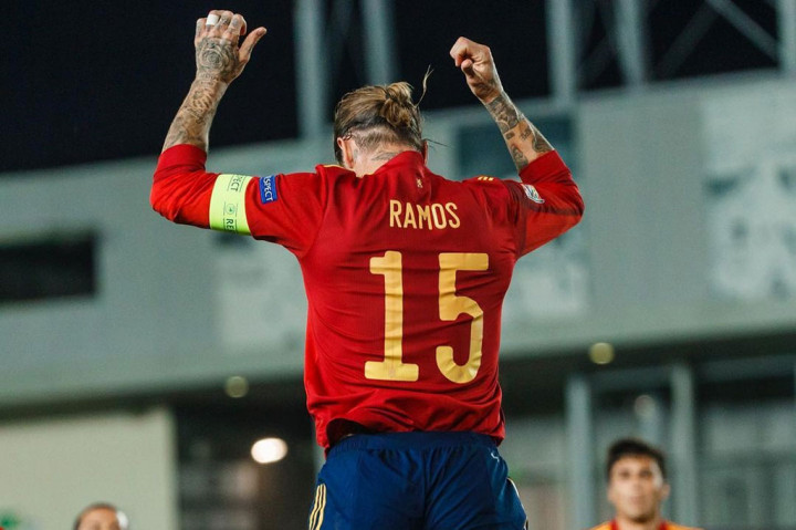 Selain menyanjung Messi, dia juga memuji dua mantan rekan setimnya di Real Madrid yaitu Luka Modric (37 tahun) dan Pepe (39 tahun) yang semuanya bermain di Piala Dunia 2022. Ramos bahkan mengaku iri dengan kedua pemain itu karena masih bisa bermain membela negaranya di Piala Dunia.