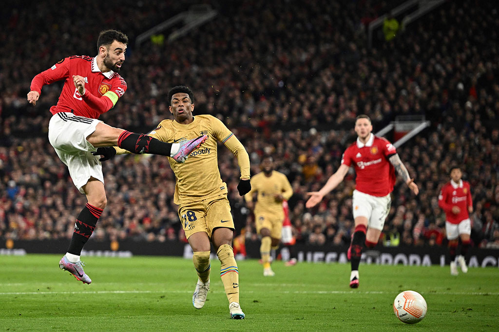 Bermain di depan pendukungnya sendiri, MU nyaris menjebol gawang Blaugrana pada menit ke-2 lewat sepakan Bruno Fernandes. Namun, tembakan gelandang asal Portugal itu masih bisa dihentikan dengan kaki Marc-Andre ter Stegen.