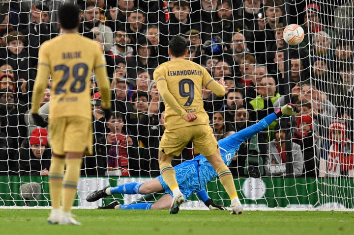 Barcelona kemudian mendapatkan hadiah penalti setelah Alejandro Balde dijatuhkan Bruno Fernandes saat mencoba merebut bola di kotak terlarang. Robert Lewandowski maju sebagai eksekutor dan sukses menaklukkan David De Gea dan membawa tim tamu unggul 1-0 pada menit ke-18. Skor 1-0 bertahan hingga jeda.