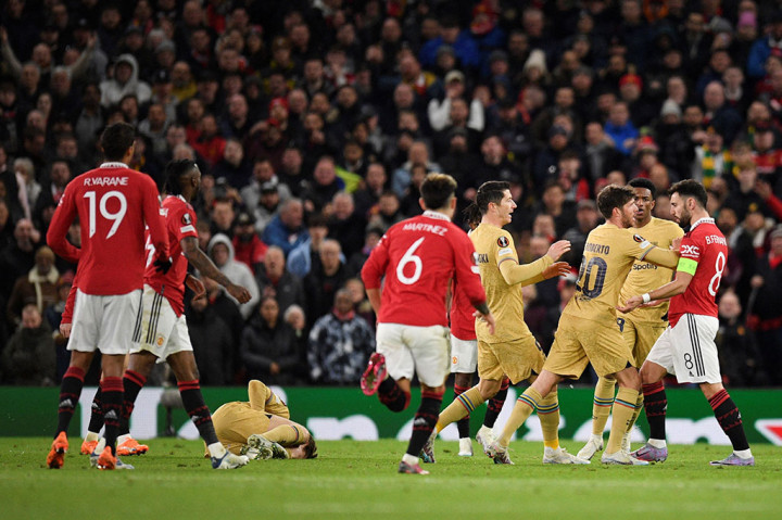 Pada menit ke-58 sempat terjadi keributan antarpemain kedia tim akibat tendangan Bruno Fernandez yang mengenai Frenkie De Jong saat dalam posisi terjatuh.