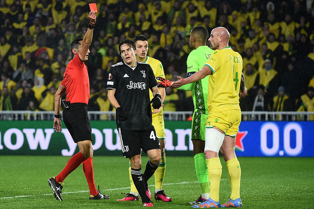 Tertinggal 0-1, ruan rumah justru harus bermain dengan 10 orang setelah Nicolas Pallois diganjar kartu merah usai menyentuh bola di kotak penalti dari sepakan di Maria.