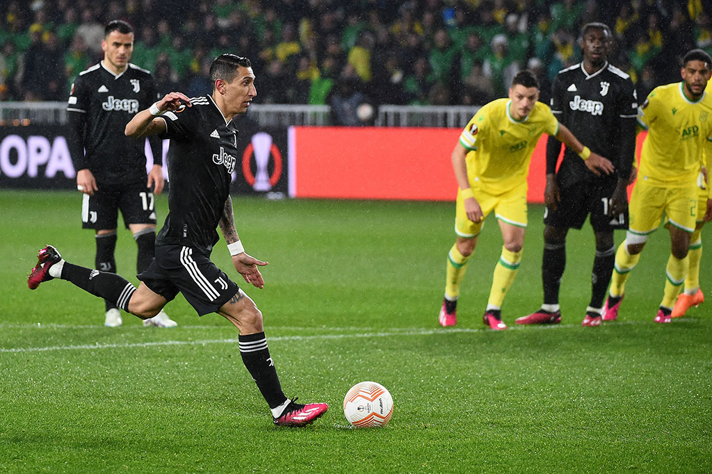 Wasit kemudian memberikan hadiah penalti ke Juve. Di Maria maju sebagai eksekutor dan dengan tenang menaklukkan Lafont untuk menggandakan keunggulan timnya pada menit ke-20. Skor 2-0 bertahan hingga jeda.