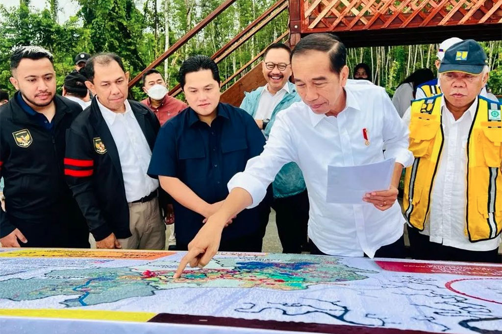 Presiden Joko Widodo menunjuk peta rencana pembangunan training center timnas sepak bola Indonesia di Kawasan Ibu Kota Nusantara (IKN), Kabupaten Penajam Paser Utara, Kalimantan Timur, Jumat, 24 Februari 2023.