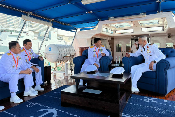 Dalam kesempatan tersebut, KSAL melaksanakan Bilateral Meeting dengan Commander of UAE Navy Rear Admiral Saeed Bin Hamdan Al Nahyan. Dalam pertemuan itu keduanya membahas sejumlah kerjasama antara kedua Angkatan Laut, khususnya dalam bidang latihan dan pendidikan. 