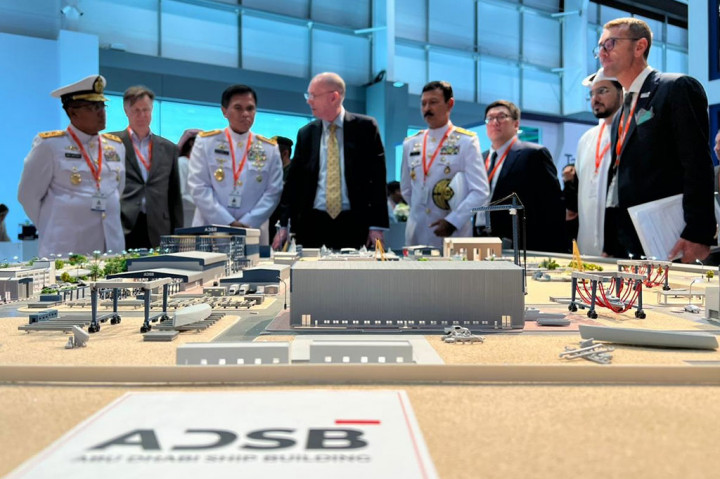 Saat menghadiri IDEX 2023, Laksamana TNI Muhammad Ali beserta delegasi meninjau secara langsung sejumlah produsen Alutsista dari berbagai negara, salah satunya mengunjungi Kapal Perang Angkatan Laut Italia, Carlo Bergamini (F-590). 