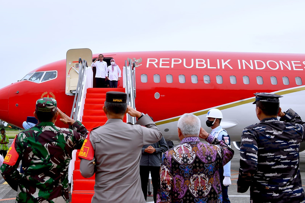 Setelah itu, Presiden dan Ibu Iriana menaiki Pesawat Kepresidenan Indonesia-1 lalu lepas landas kembali ke Jakarta. 
