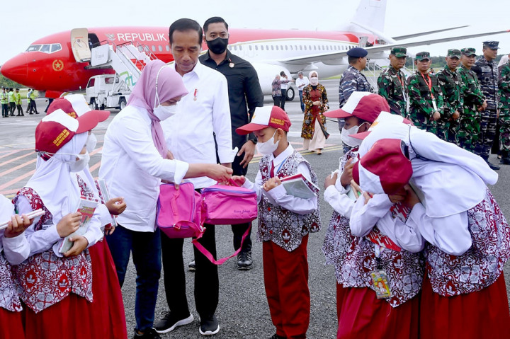 Setibanya di apron, Presiden dan Ibu Iriana langsung menghampiri barisan anak-anak yang menanti kedatangan keduanya untuk bertemu dan berfoto bersama.