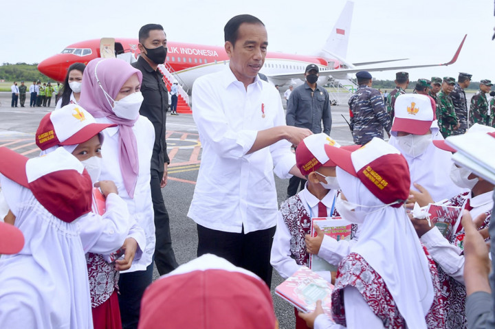 Reisya, salah satu siswa SD yang berbaris, diketahui sempat menangis karena tidak bisa bertemu dan melihat Presiden pada kunjungan kerja hari pertama di Provinsi Kalimantan Timur, Rabu, 22 Februari 2023. 