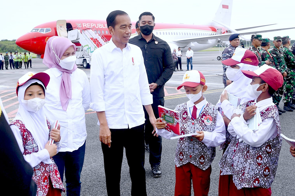 Reisya merupakan siswa kelas dua SDN 015 Balikpapan Selatan. Pada Rabu, dia menunggu selama tiga jam untuk melihat Presiden dan Ibu Iriana dari pinggir jalan, tapi pada saat itu jendela mobil yang dinaiki Presiden tidak dibuka. 