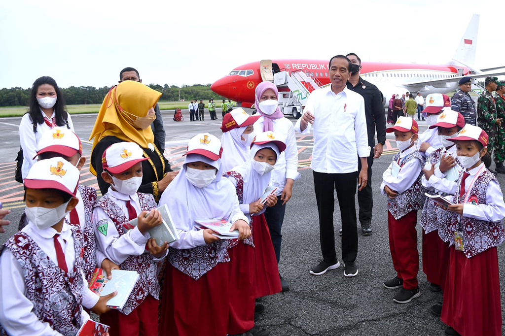 Setelah akhirnya bisa bertemu dan berfoto bersama Presiden dan Ibu Iriana, Reisya merasa senang sekaligus gugup. 