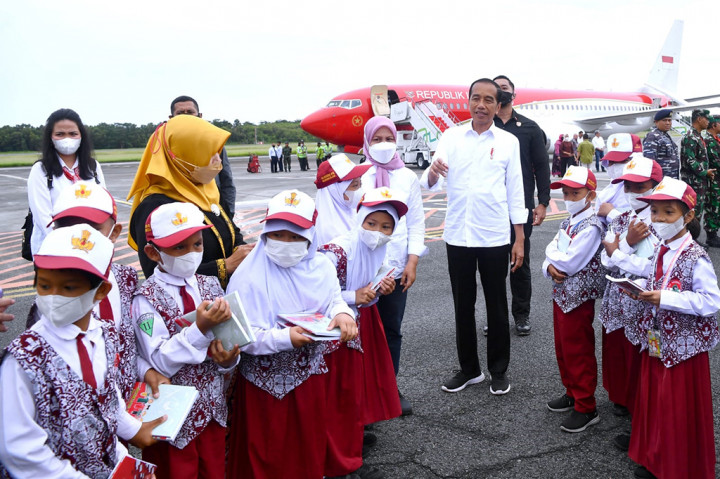 Setelah akhirnya bisa bertemu dan berfoto bersama Presiden dan Ibu Iriana, Reisya merasa senang sekaligus gugup. 