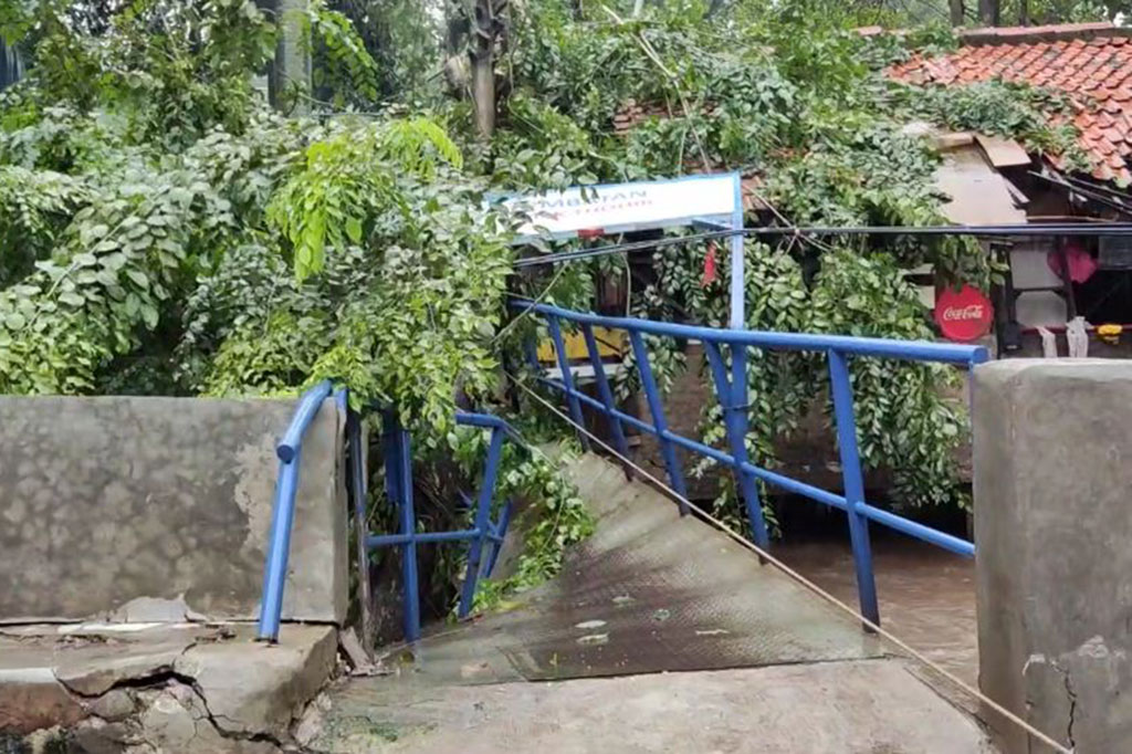 Berdasarkan laporan BPBD, peristiwa tersebut terjadi pada Jumat, 24 Februari 2023 dini hari akibat erosi tanah karena berada di Kali Sunter.