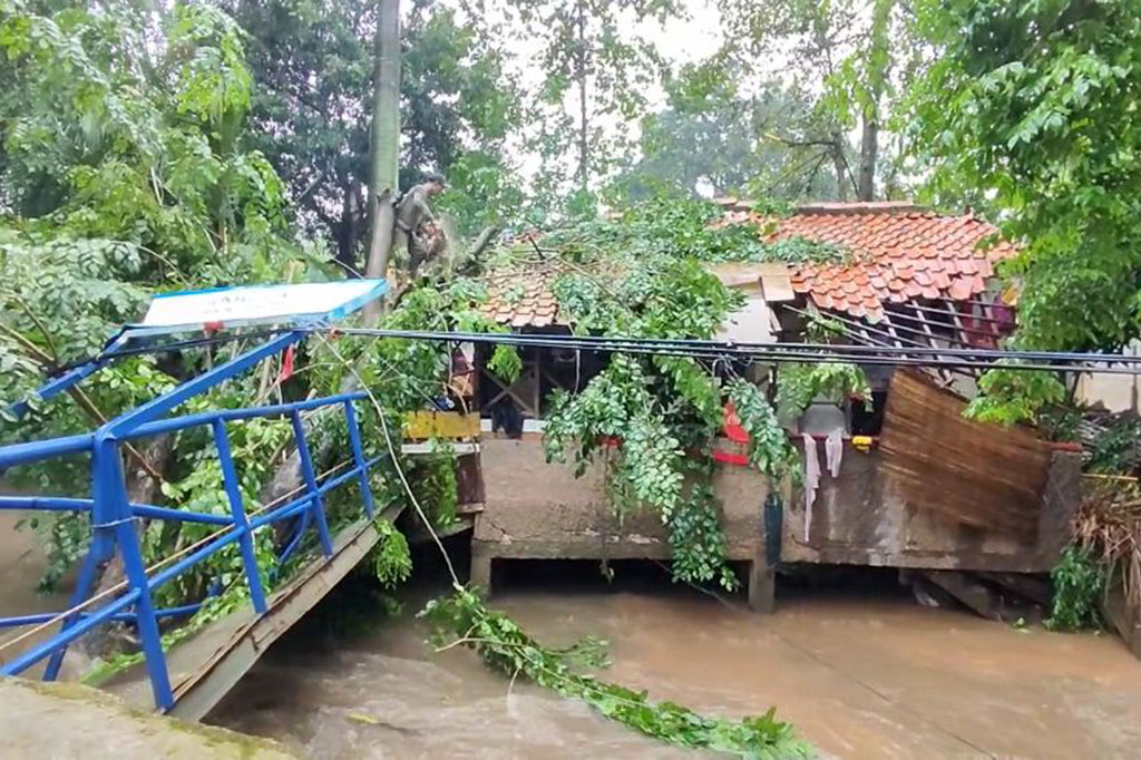 Akibat kondisi jembatan yang rusak, sebagian warga Cipinang Melayu harus mencari jalur alternatif lain untuk dapat menyeberangi aliran Kali Sunter.