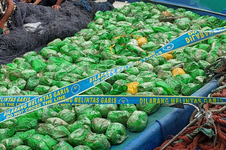 Badan Narkotika Nasional bersama Bea Cukai menggagalkan upaya peredaran narkoba jenis sabu yang diselundupkan menggunakan kapal nelayan pengangkut ikan melalui jalur laut di Perairan Selatan.