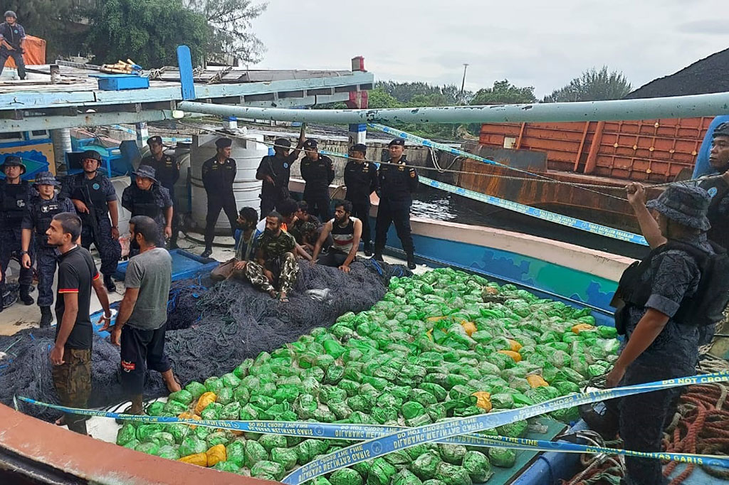 Dari informasi dihimpun kapal jenis pengangkut ikan itu ditangkap menggunakan Kapal patroli Bea Cukai pada Kamis, 23 Februari 2023)sekitar pukul 17.00 WIB. Sabu sebanyak 309 paket ditemukan petugas berada di bawah mesin kapal itu. Petugas juga meringkus delapan tersangka yang merupakan warga negara Iran.