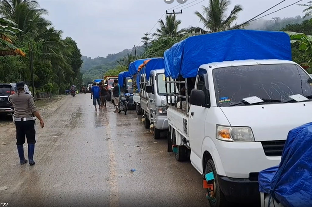 Putusnya jalan akibat longsor sejak Jumat pekan lalu, mengakibatkan antrean panjang kendaraan yang terus terjadi selama sepekan ini. Terlihat kendaraan-kendaraan bermuatan logistik harus tertahan dan antre hingga dua hari, untuk bisa melewati ruas jalan alternatif yang mulai dibuka.