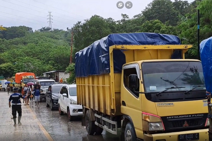 Atrean kendaraan mencapai sepanjang lebih dari dua kilometer, apalagi dengan kondisi curah hujan yang tinggi saat ini, mengakibatkan jalan semakin licin dan berlumpur, sehingga warga harus lebih berhati-hati lagi.