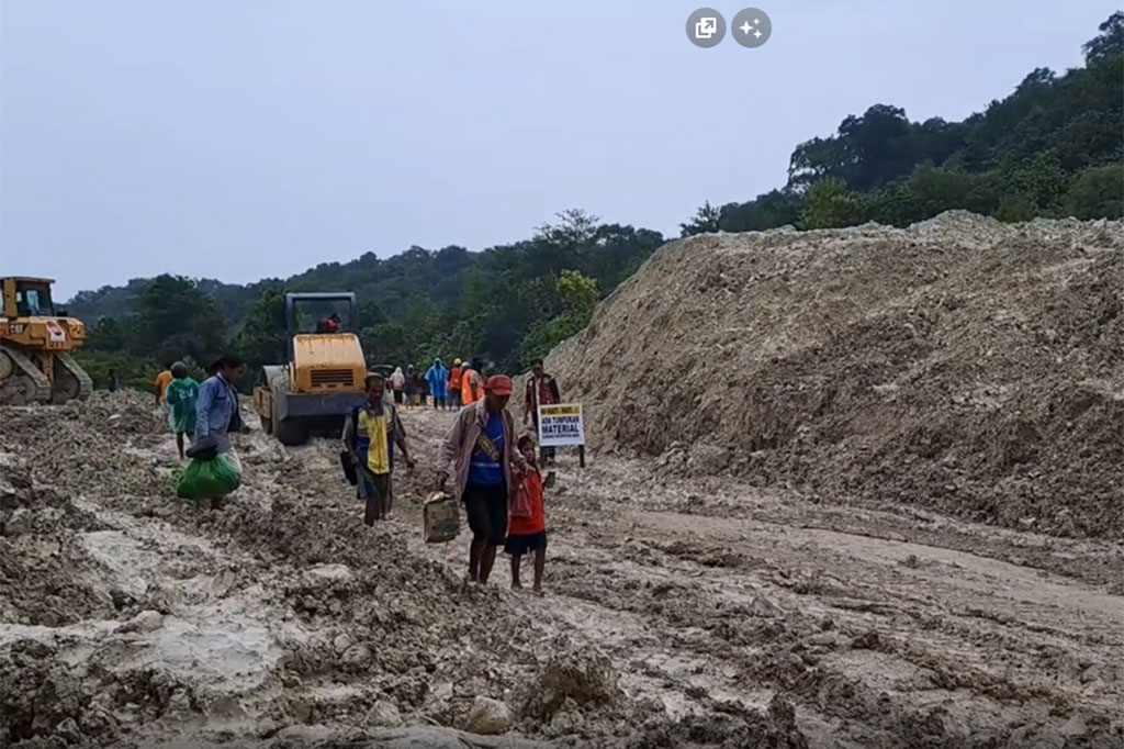 Sejumlah alat berat pun masih terus berusaha membersihkan material longsor, dan membuka jalur alternatif agar bisa dilalui warga dengan nyaman. Polisi bersama TNI pun terus memberikan imbauan kepada warga agar bersabar dan hati-hati saat melewati jalur alternatif ini.