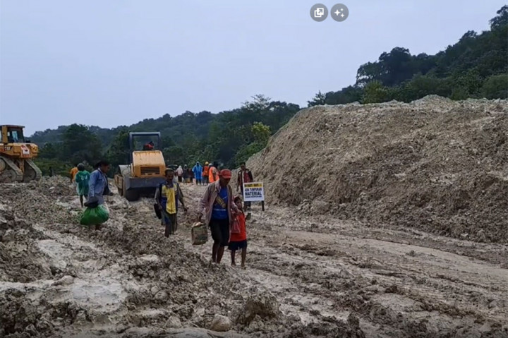 Sejumlah alat berat pun masih terus berusaha membersihkan material longsor, dan membuka jalur alternatif agar bisa dilalui warga dengan nyaman. Polisi bersama TNI pun terus memberikan imbauan kepada warga agar bersabar dan hati-hati saat melewati jalur alternatif ini.