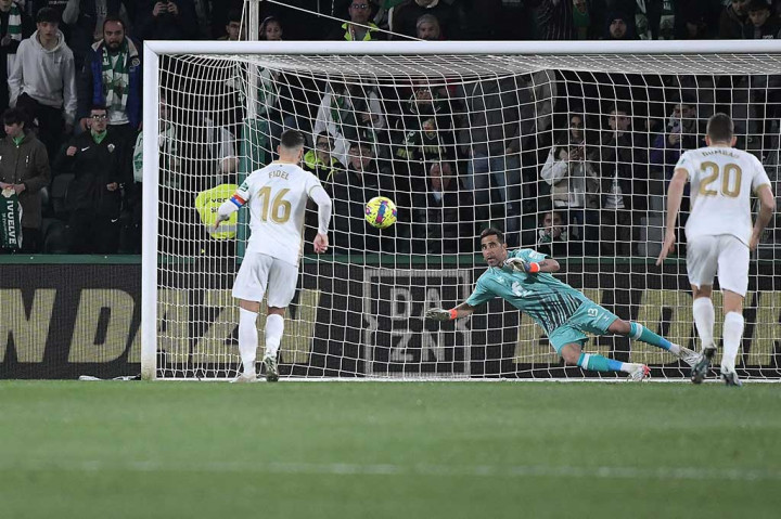 Pada menit ketujuh Elche mendapatkan hadiah penalti, setelah Abner melanggar Tete Morente di kotak penalti Betis. Fidel yang menjadi eksekutor melakukan tugasnya dengan sempurna dengan mengecoh kiper Claudio Bravo untuk membawa tuan rumah memimpin 1-0.