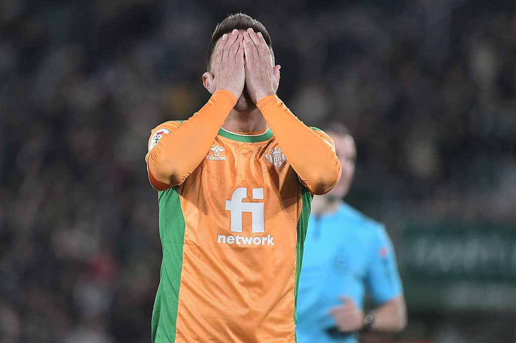 Tertinggal dua gol membuat Betis tersengat. Beberapa peluang didapatkan Verdiblancos, namun tidak ada lagi gol tercipta sampai wasit meniup peluit turun minum.