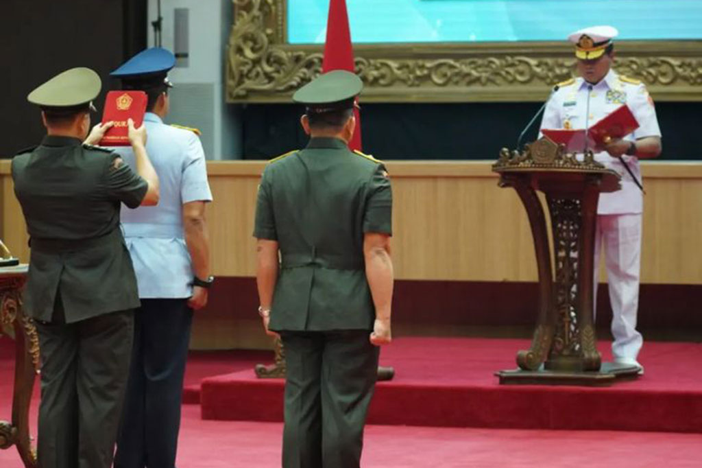 Panglima TNI Laksamana Yudo Margono memimpin Upacara Serah Terima Jabatan (Sertijab) Kepala Pusat Reformasi Birokrasi (Kapus RB) TNI dari Brigjen Arif Hendro Djatmiko kepada Marsma Bonang Bayuaji, di Aula Gatot Soebroto Mabes TNI, Cilangkap, Jakarta Timur, Jumat, 24 Februari 2023.