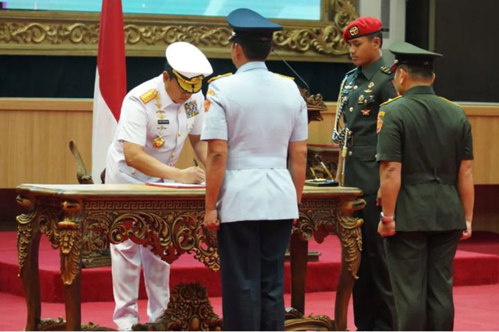 Selain penandatangan berita acara serah terima, Marsma Bonang Bayuaji juga menandatangani Pakta Integritas sebagai pejabat baru Kepala Pusat Reformasi TNI.