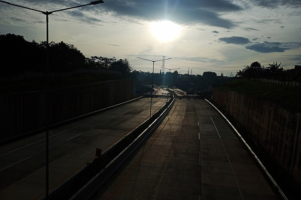 Proyek pembangunan Jalan Tol Serpong-Cinere pada ruas Pamulang-Cinere, di Pondok Cabe, Tangerang Selatan, hingga kini terus dikebut.