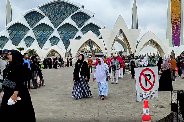 Dua hari menjelang penutupan, Masjid Raya Al Jabbar yang berada di kawasan Cimencrang, Gedebage, Kota Bandung, Jawa Barat, masih dipadati pengunjung, Sabtu, 25 Februari 2023. 