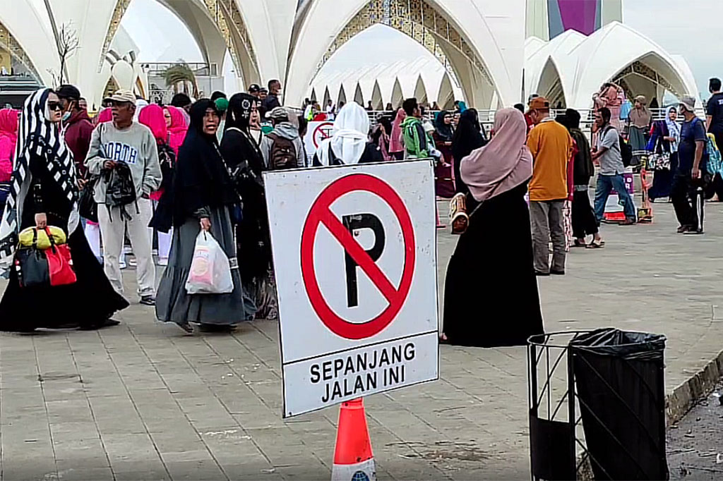 Banyak wisatawan yang tidak mengetahui dengan rencana penutupan sementara masjid tersebut. Sementara itu penjagaan ketat masih dilakukan oleh TNI dan satpol untuk mengantisipasi adanya pedagang yang masuk ke area taman masjid.