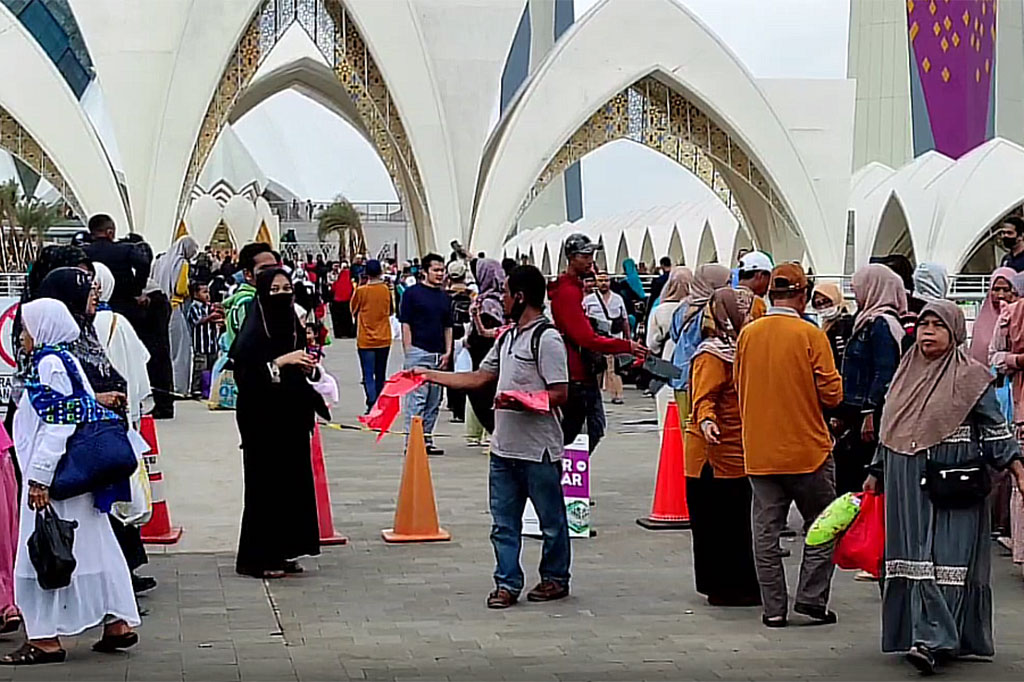Wisatawan dari berbagai daerah sejak pagi berdatangan untuk berwisata religi, sebelum masjid terbesar di Jawa Barat tersebut ditutup sementara untuk penataan lebih bagus. Beberapa wisatawan menyayangkan adanya rencana penutupan sementara, namun banyak juga yang mendukung untuk perbaikan dan kenyamanan para pengunjung nantinya.