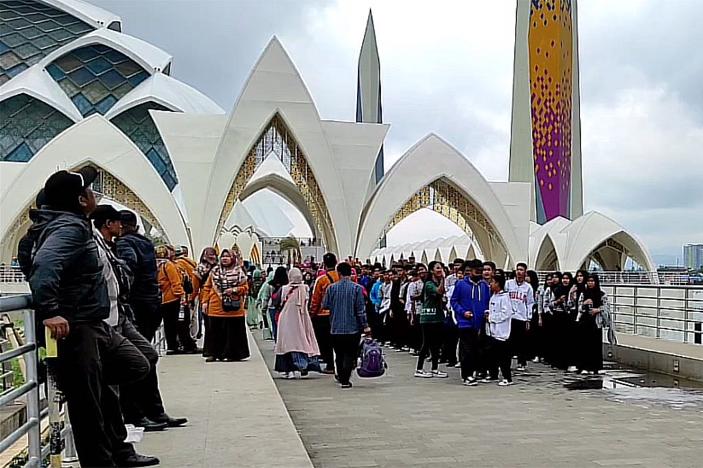 Pemerintah Provinsi Jawa Barat akan menutup sementara Masjid Raya Al Jabbar mulai  27 Februari hingga 13 Maret. Penutupan dilakukan sebagai langkah menyambut datangnya Bulan Suci Ramdhan, serta untuk memperbaiki dan menata kembali sarana prasarana yang rusak serta pembersihan sampah.