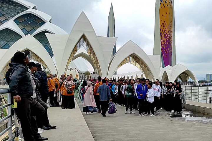 Pemerintah Provinsi Jawa Barat akan menutup sementara Masjid Raya Al Jabbar mulai  27 Februari hingga 13 Maret. Penutupan dilakukan sebagai langkah menyambut datangnya Bulan Suci Ramdhan, serta untuk memperbaiki dan menata kembali sarana prasarana yang rusak serta pembersihan sampah.