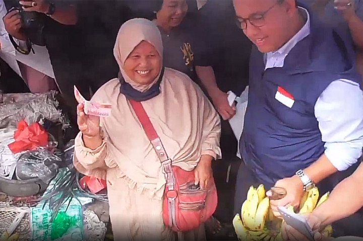 Selain itu, Anies juga membeli berbagai dagangan di Pasar Natar. Seperti buah-buahan dan sayuran. Dia berharap daya beli masyarakat dapat terus meningkat terutama menjelang Idul Fitri 2023.