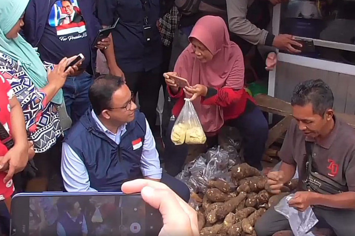 Dalam kesempatan tersebut pedagang dan warga mencurahkan kendala dan harapan dengan melonjaknya harga bahan pangan di pasaran. Tidak sedikit di antara mereka yang meminta foto bareng bersama Anies Baswedan.