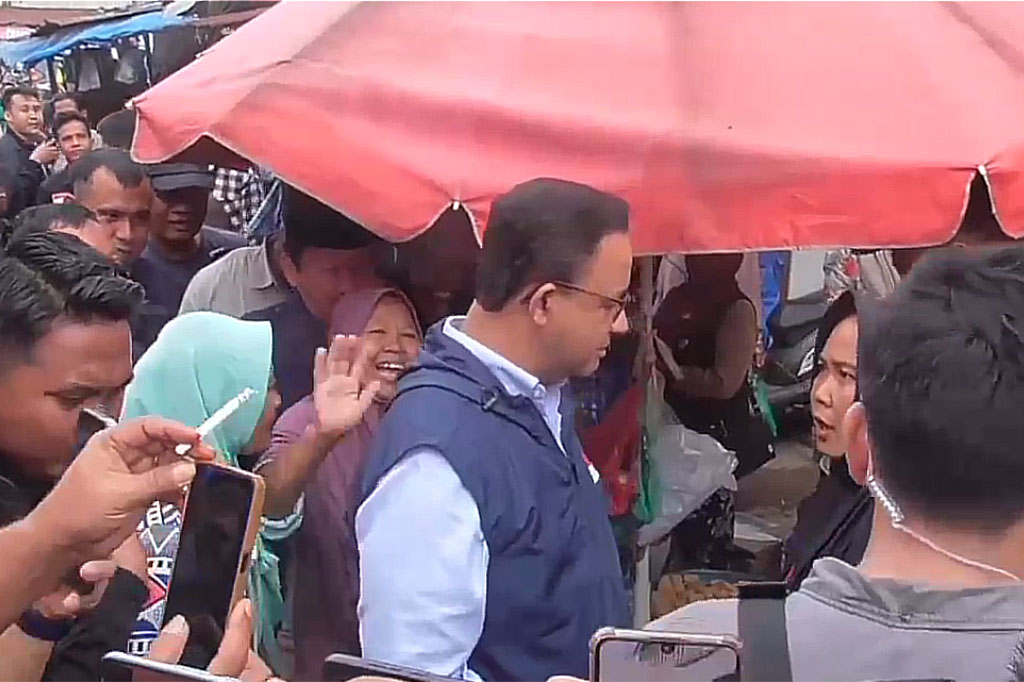 Ratusan pengunjung yang berada di Pasar Natar, Lampung Selatan, nampak bergembira dengan kedatangan Anies Baswedan. Anies mengunjungi pasar tersebut untuk mendengarkan keluhan-keluhan masyarakat tentang situasi ekonomi dan keadaan saat ini.