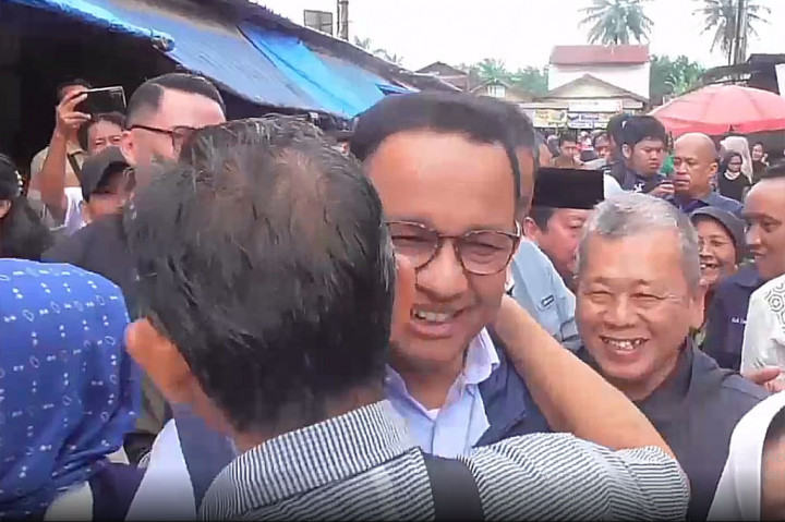 Bakal calon presiden dari Partai Nasdem, Anies Rasyid Baswedan menyapa masyarakat di Pasar Natar, Lampung Selatan, Sabtu, 25 Februari 2023. Kedatangannya disambut hangat oleh ribuan warga dan kader partai.