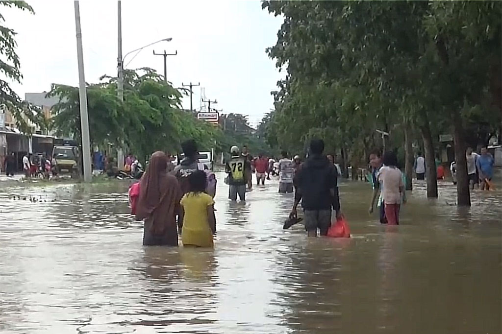 Banjir masih merendam ribuan rumah warga di Kecamatan Karang Bahagia, Kabupaten Bekasi, Jawa Barat, Sabtu, 25 Februari 2023. Kedalaman air berkisar antara 80 centimeter hingga satu meter, yang menyebabkan aktivitas warga lumpuh total.